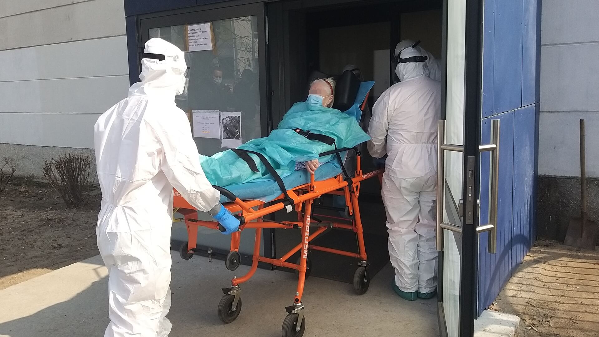 Pierwsza pacjentka trafiła do szpitala tymczasowego w hali sportowej UMB, fot. Renata Reda