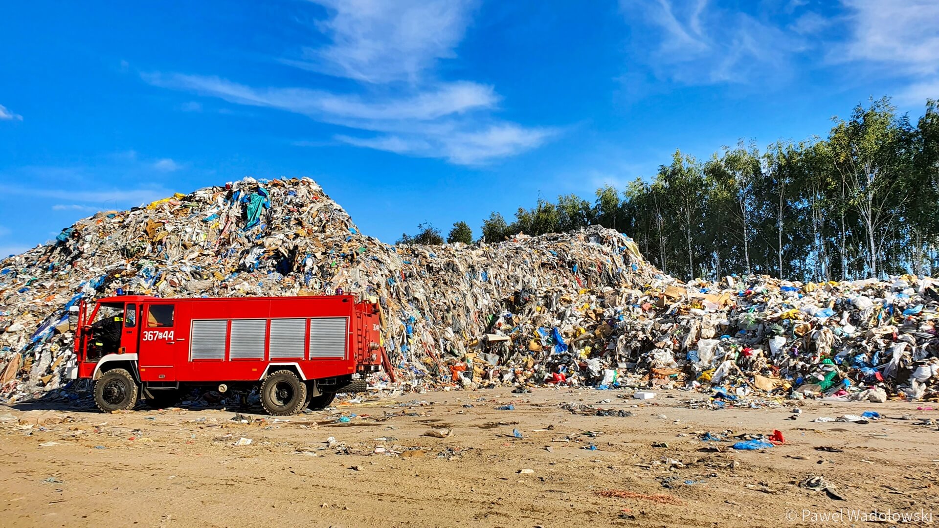 Pali się hałda śmieci na wysypisku w Czartorii koło Łomży, fot. Paweł Wądołowski