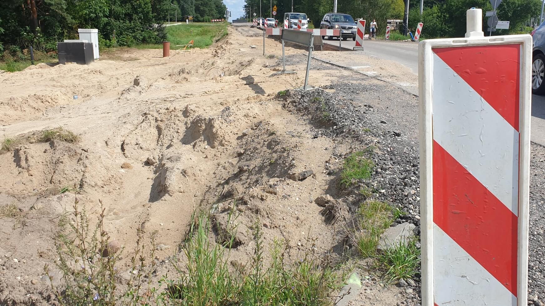 Miejsce, gdzie wstrzymano prace na budowanej drodze Porosły -Krupniki, widok od strony Szosy Kruszewskiej, źródło fot. https://www.facebook.com/powiatbialostocki