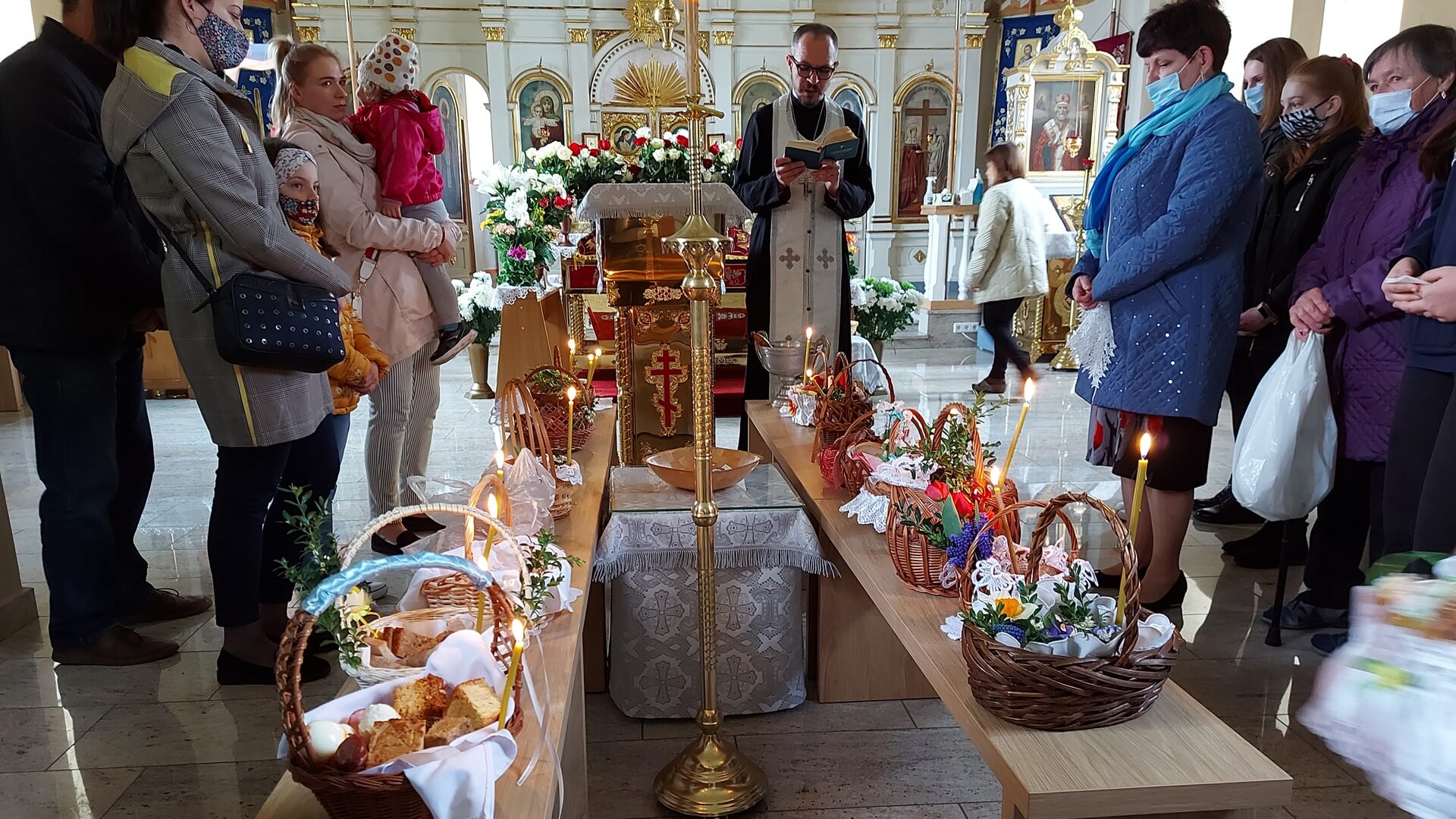 Święcenie pokarmów w cerkwi p.w. Podwyższenia Krzyża Świętego w Fastach, fot. Anna Petrovska