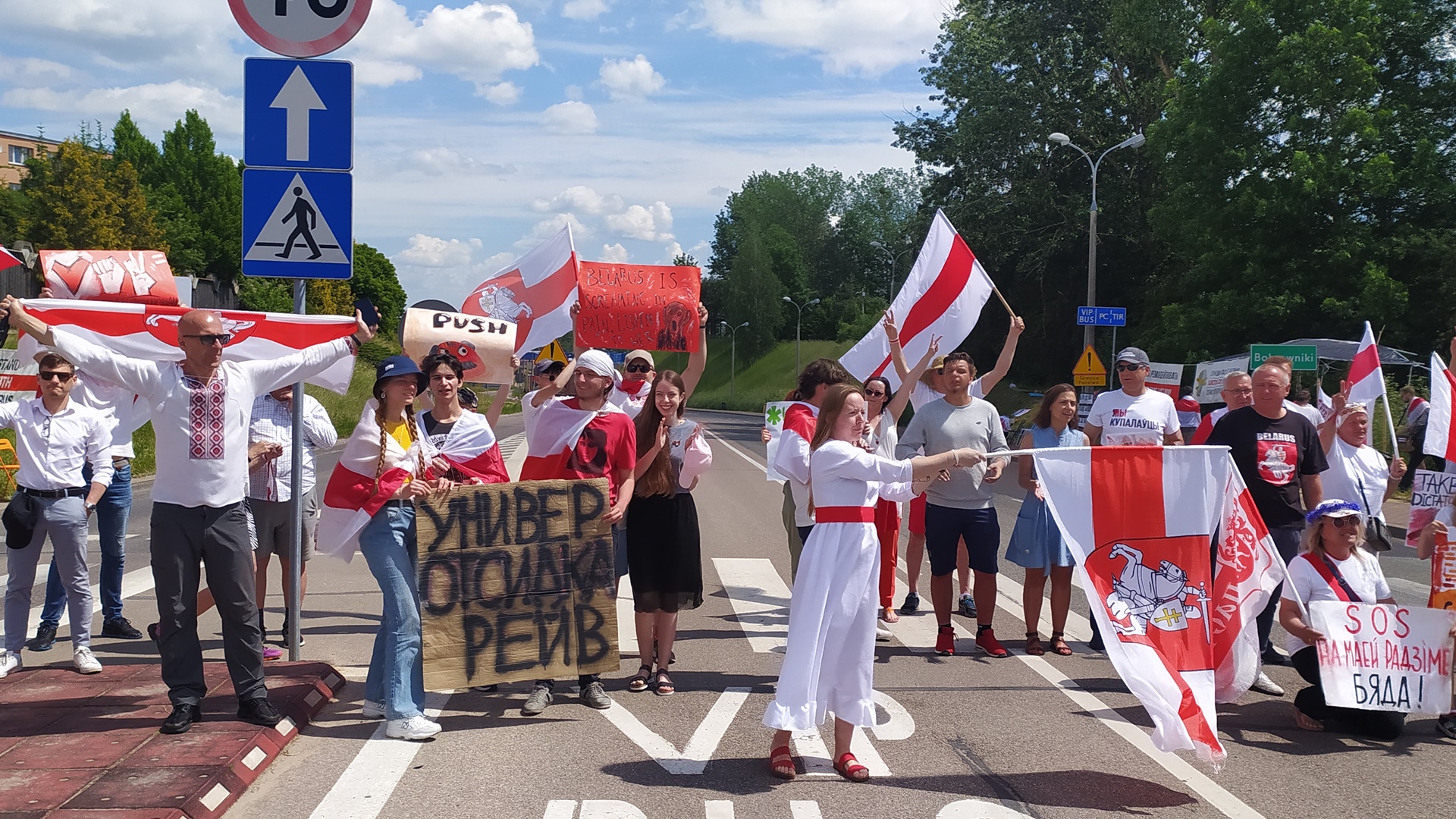 To ostatni dzień akcji na przejściu granicznym w Bobrownikach - protestuje ponad stu Białorusinów, fot. Marcin Mazewski