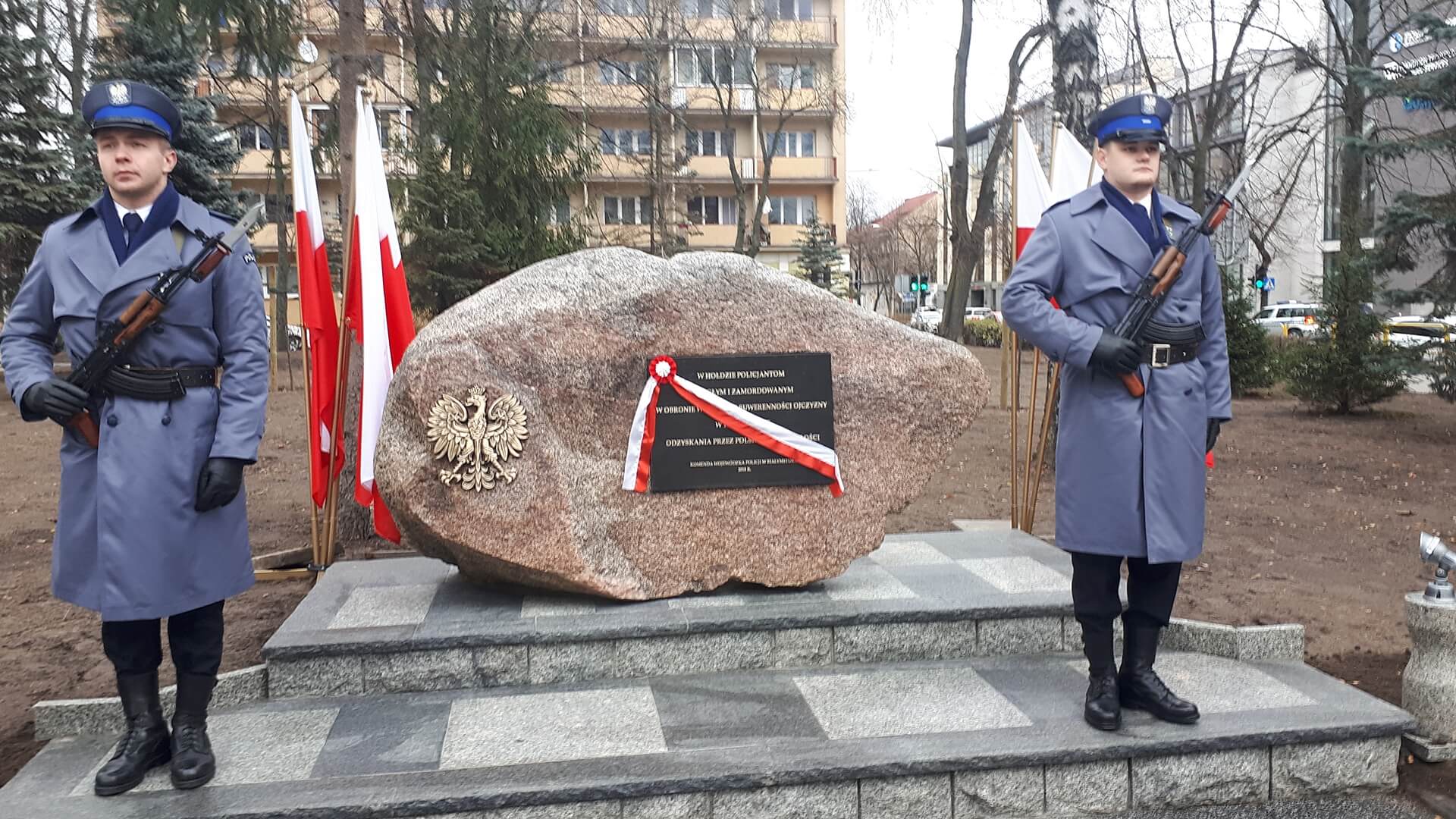 Przed Komendą Wojewódzką Policji w Białymstoku odsłonięto tablicę pamiątkową, fot. Edyta Wołosik