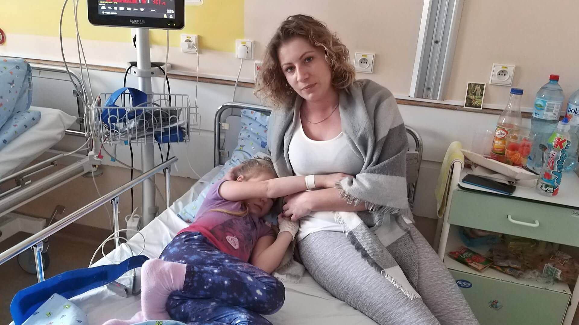 5-letnia Aleksandra z mamą przed operacją, fot. Renata Reda