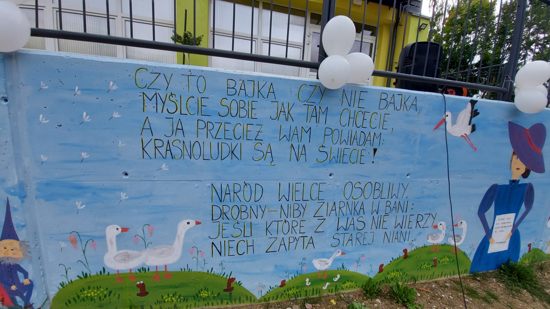 Mural związany z twórczością Marii Konopnickiej odsłonięto na szkole w Starym Folwarku