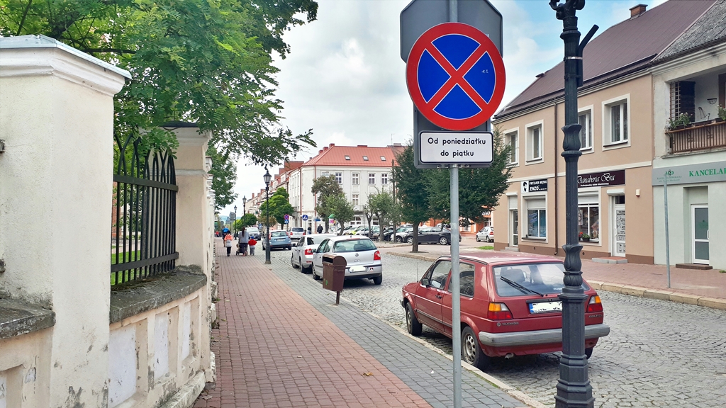 Zmieniony ruch na Sadowej i Dwornej w Łomży - kierowcy parkują "na pamięć"