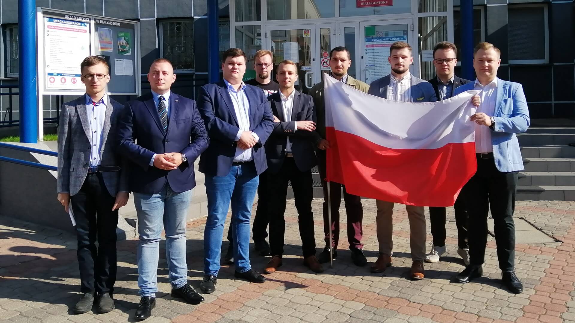 Działacze Stowarzyszenia Dla Polski ministra Adama Andruszkiewicza i Forum Młodych PiS Białystok promują akcję "Pod biało-czerwoną"