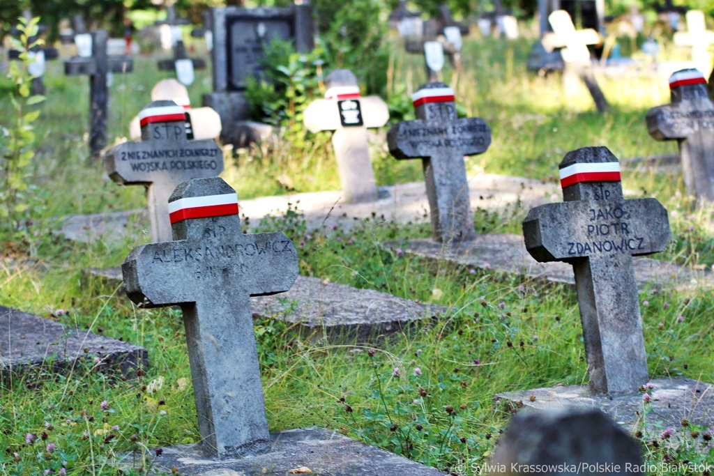Grupa białostoczan udekorowała biało-czerwonymi flagami groby poległych żołnierzy, fot. Sylwia Krassowska