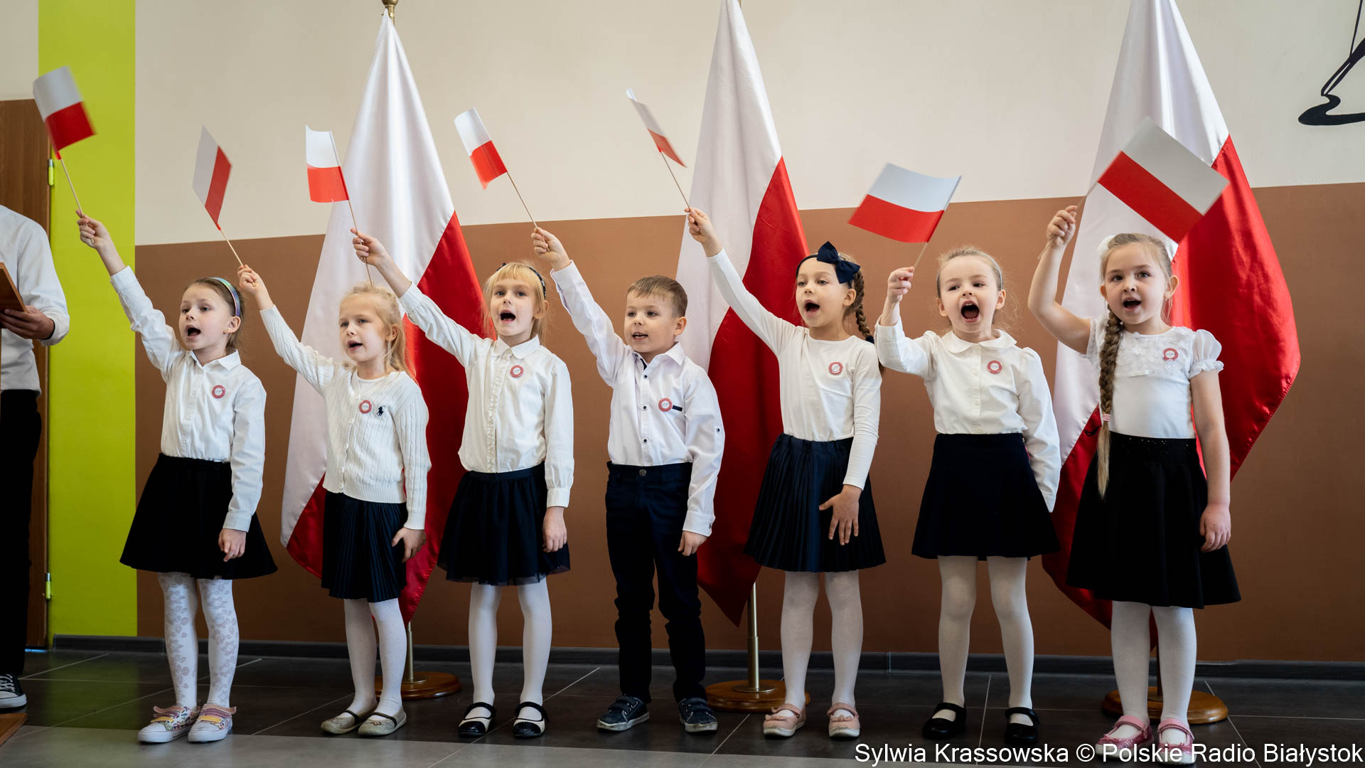 Uczniowie z Zespołu Szkolno-Przedszkolnego w Tykocinie wspólnie odśpiewali "Mazurka Dąbrowskiego", fot. Sylwia Krassowska