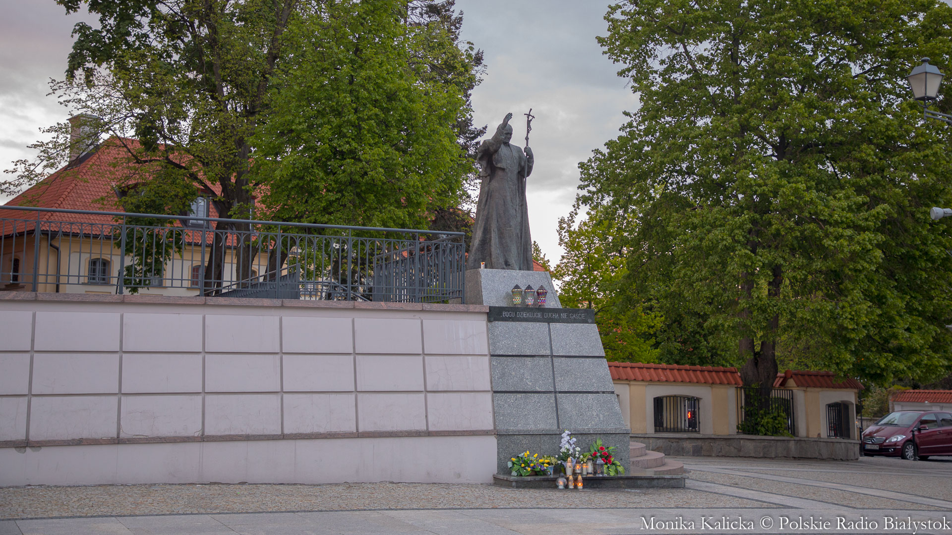 Pomnik papieża Jana Pawła II przy archikatedrze, fot. Monika Kalicka
