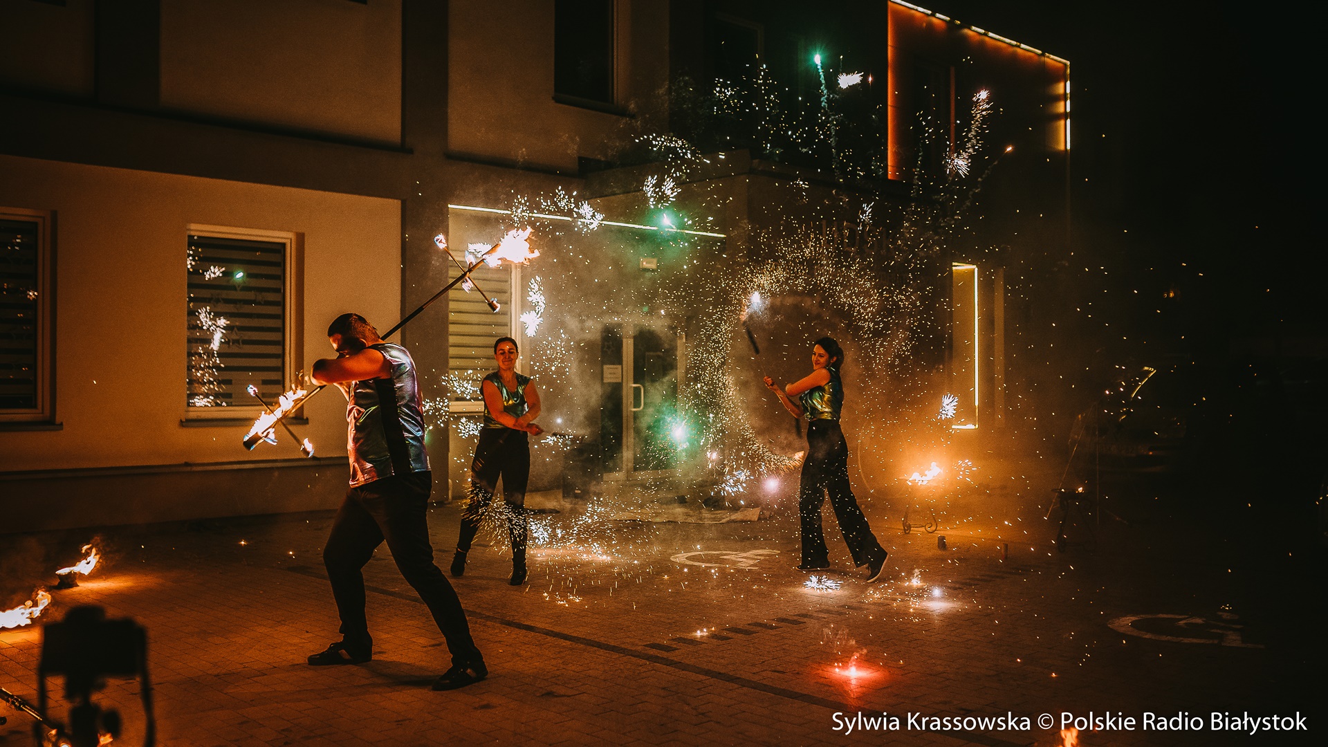 Widowiskowy pokaz ognia przed UDSK w Białymstoku, fot. Sylwia Krassowska