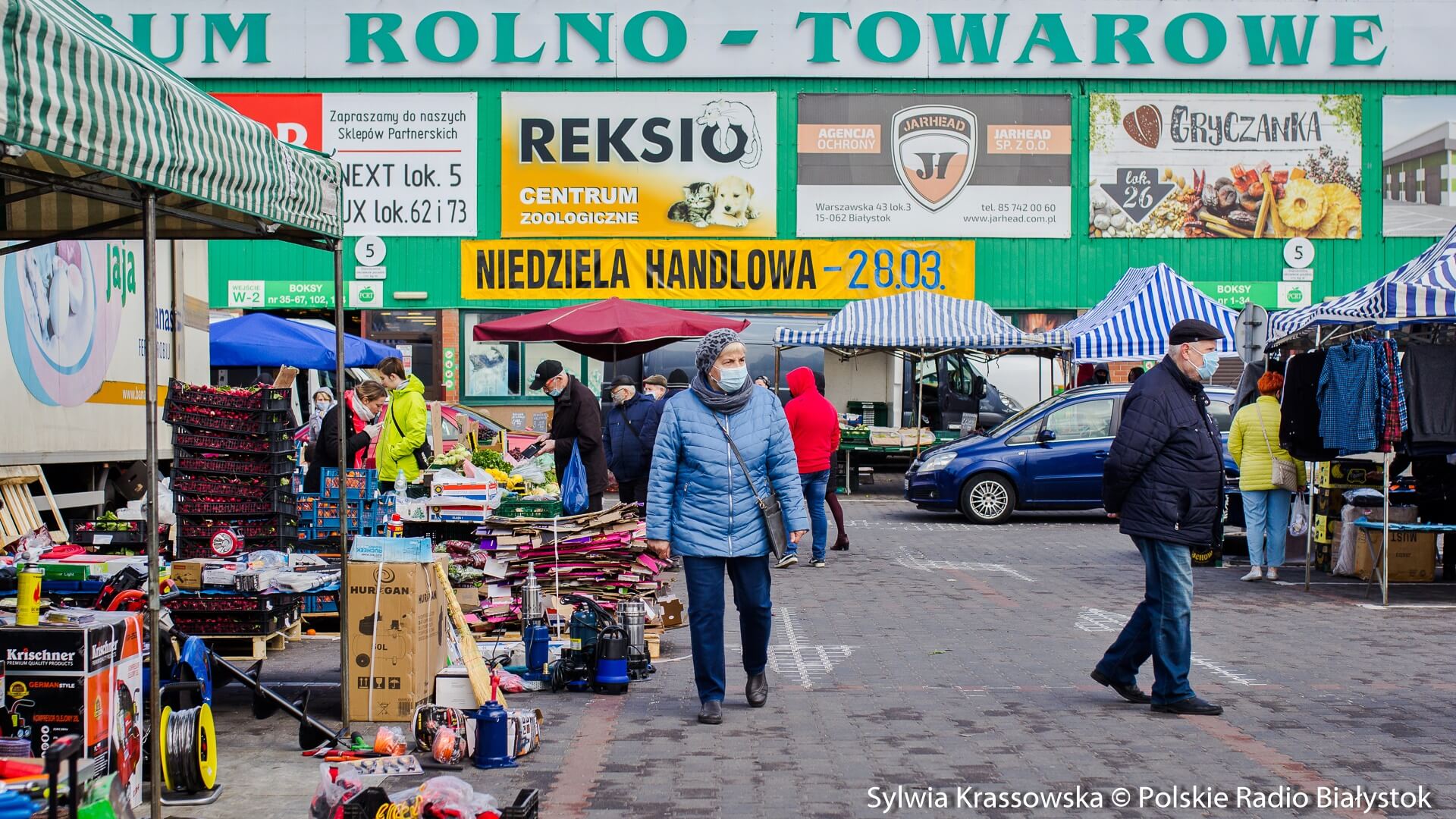 Przedświąteczna niedziela handlowa - tłumy białostoczan na giełdzie i w sklepach, fot. Sylwia Krassowska