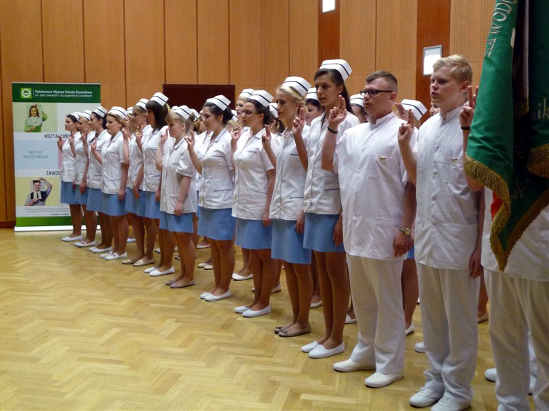 Suwałki:  Blisko 50 absolwentów pielęgniarstwa odebrało czepki