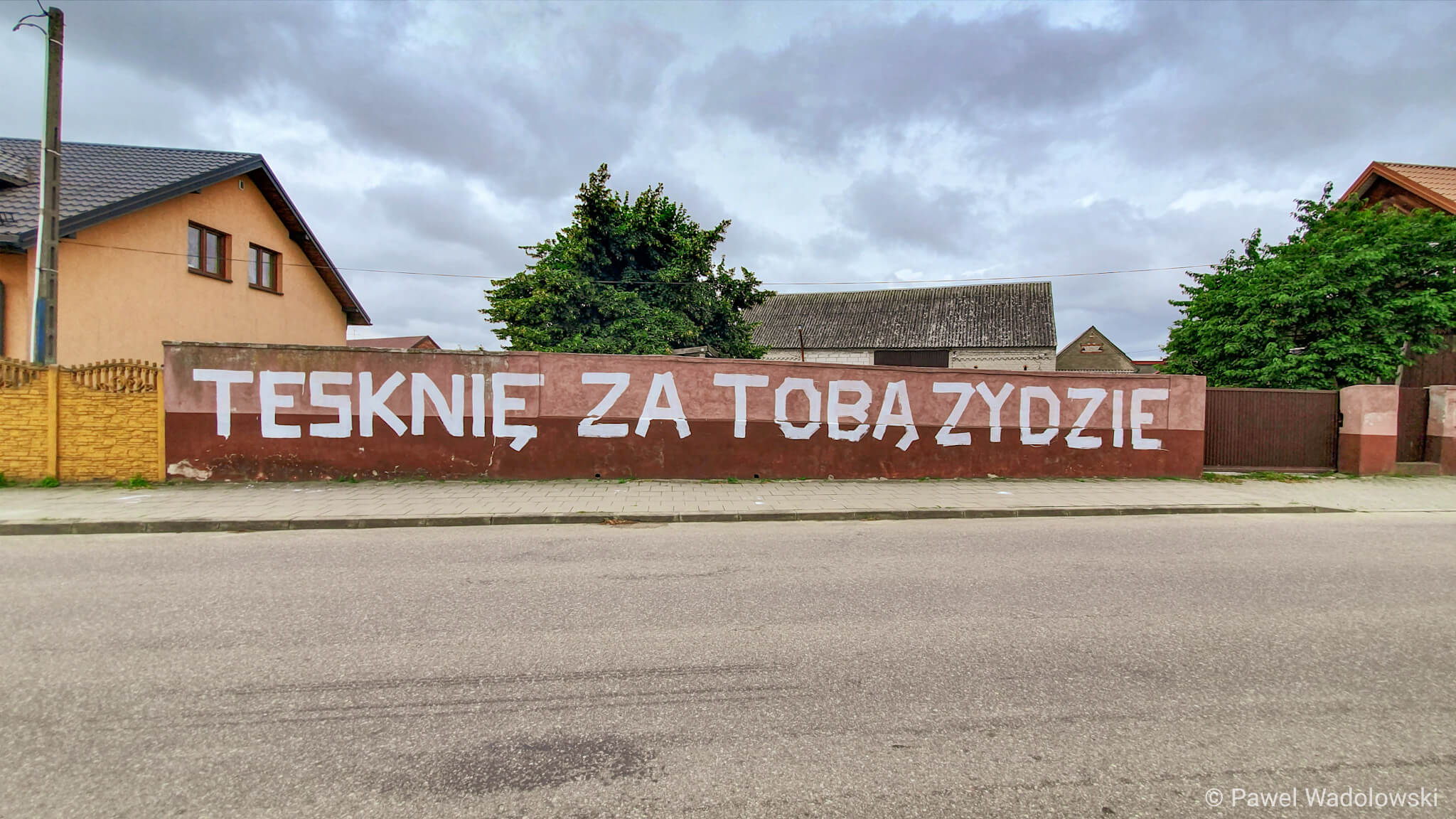 Napis "Tęsknie za tobą Żydzie" w Jedwabnem, fot. Paweł Wądołowski