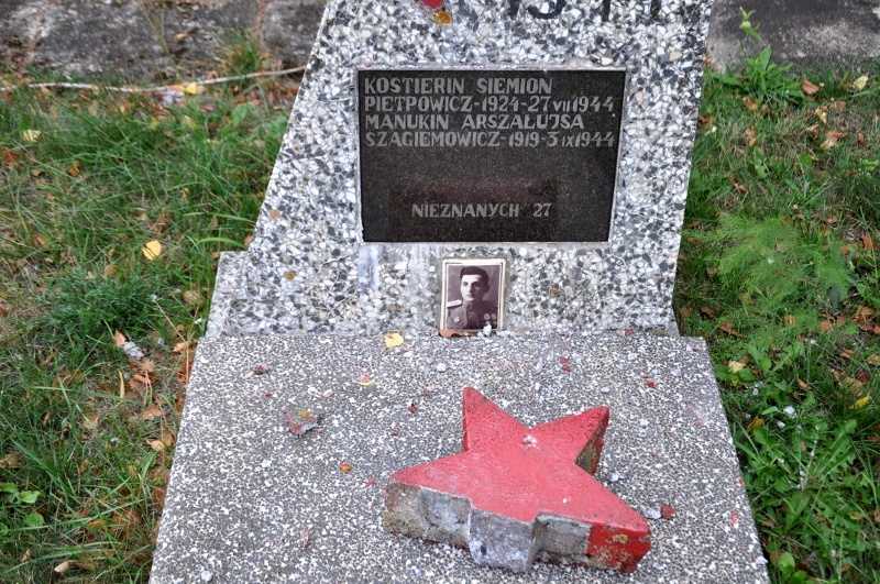 Zniszczony cmentarz radzieckich żołnierzy w Milejczycach, fot. Wojciech Szubzda
