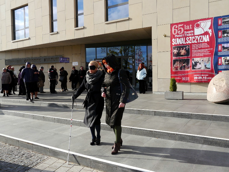 Jak sobie radzą niewidomi? Happening w Suwałkach
