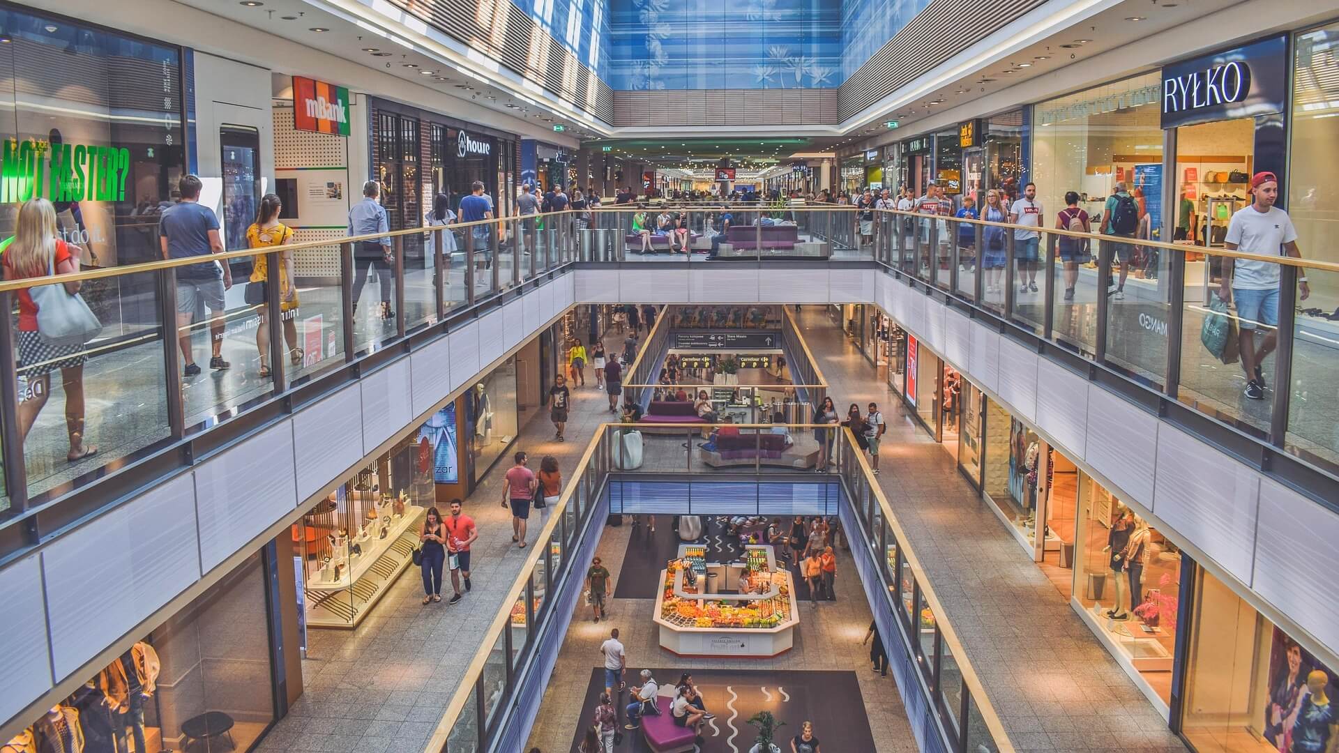 Gorączka zakupów przed świętami. W galeriach tłoczno, na ulicach ciasno