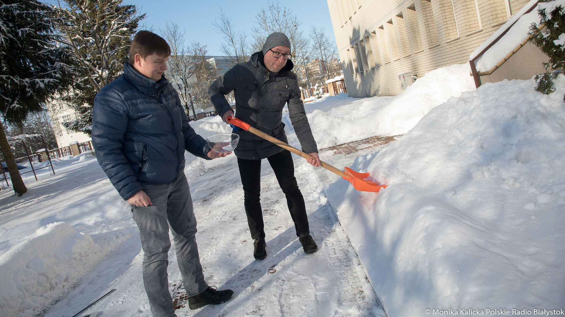 Ważenie śniegu - eksperyment Kamila Kalickiego i Andrzeja Ryczkowskiego, fot. Monika Kalicka