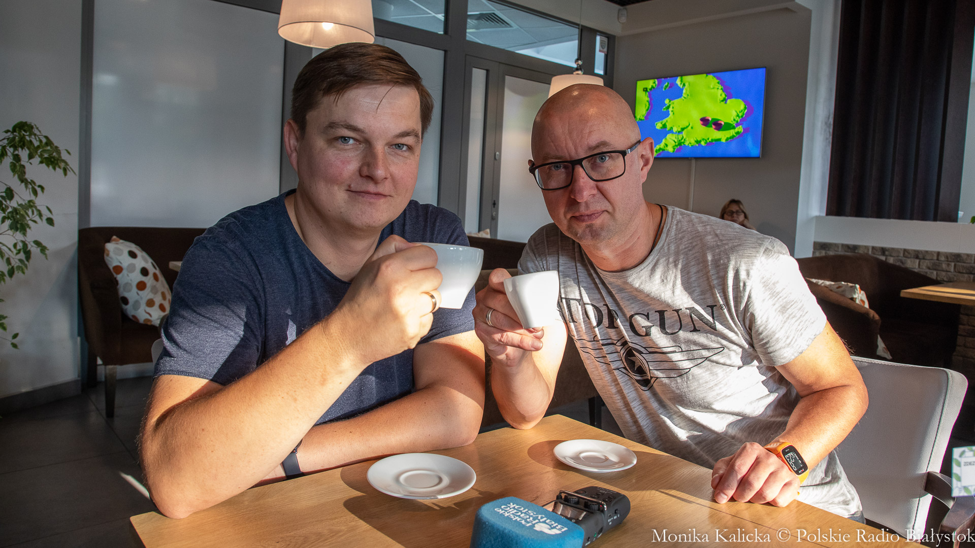 Jak zrobić dobrą kawę - sprawdzają Kamil Kalicki i Andrzej Ryczkowski, fot. Monika Kalicka