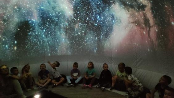 Mobilne planetarium Centrum Nauki Kopernik po raz pierwszy odwiedziło Suwałki