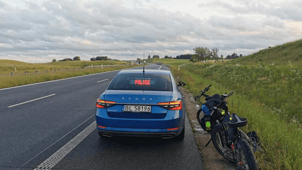 Kolejni rowerzyści na drodze ekspresowej S61 koło Suwałk