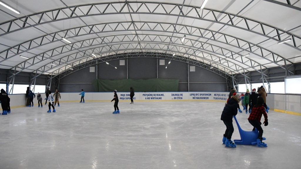 Suwalczanie narzekają na zły stan miejskiego lodowiska