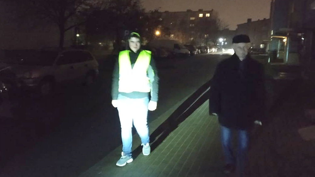 Z jakiej odległości kierowca jadący ciemną ulicą zobaczy pieszego nieposiadającego elementy odblaskowe?