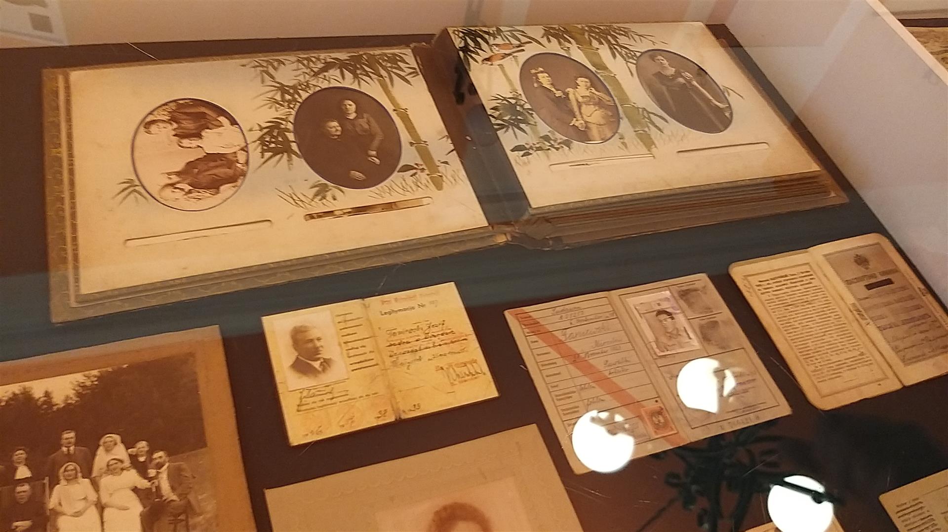 Stare fotografie, świadectwa i dokumenty trafiły do Archiwum Państwowego w Suwałkach