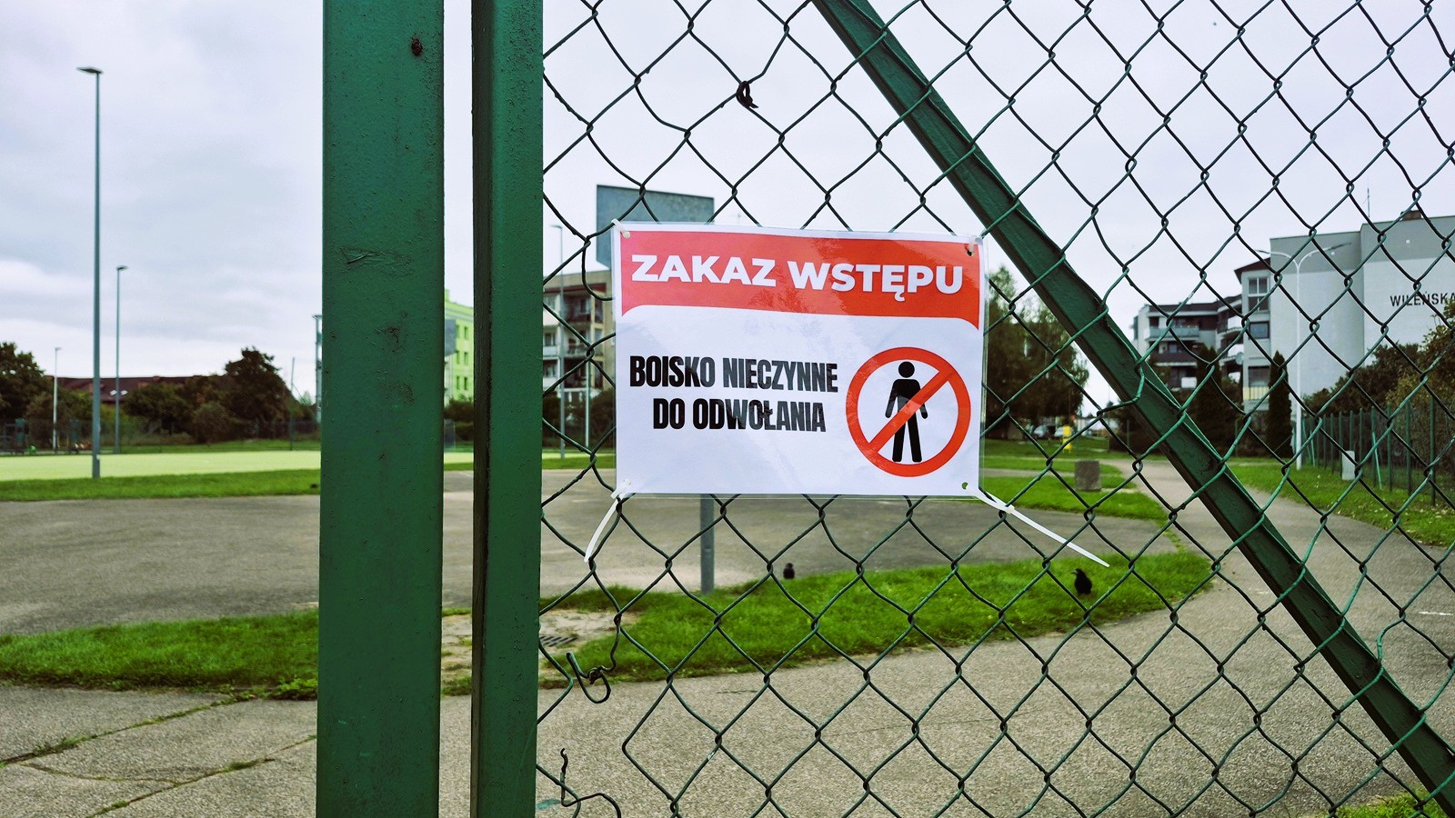 Wandale zdewastowali boisko na Kamenie. Policja poszukuje sprawców
