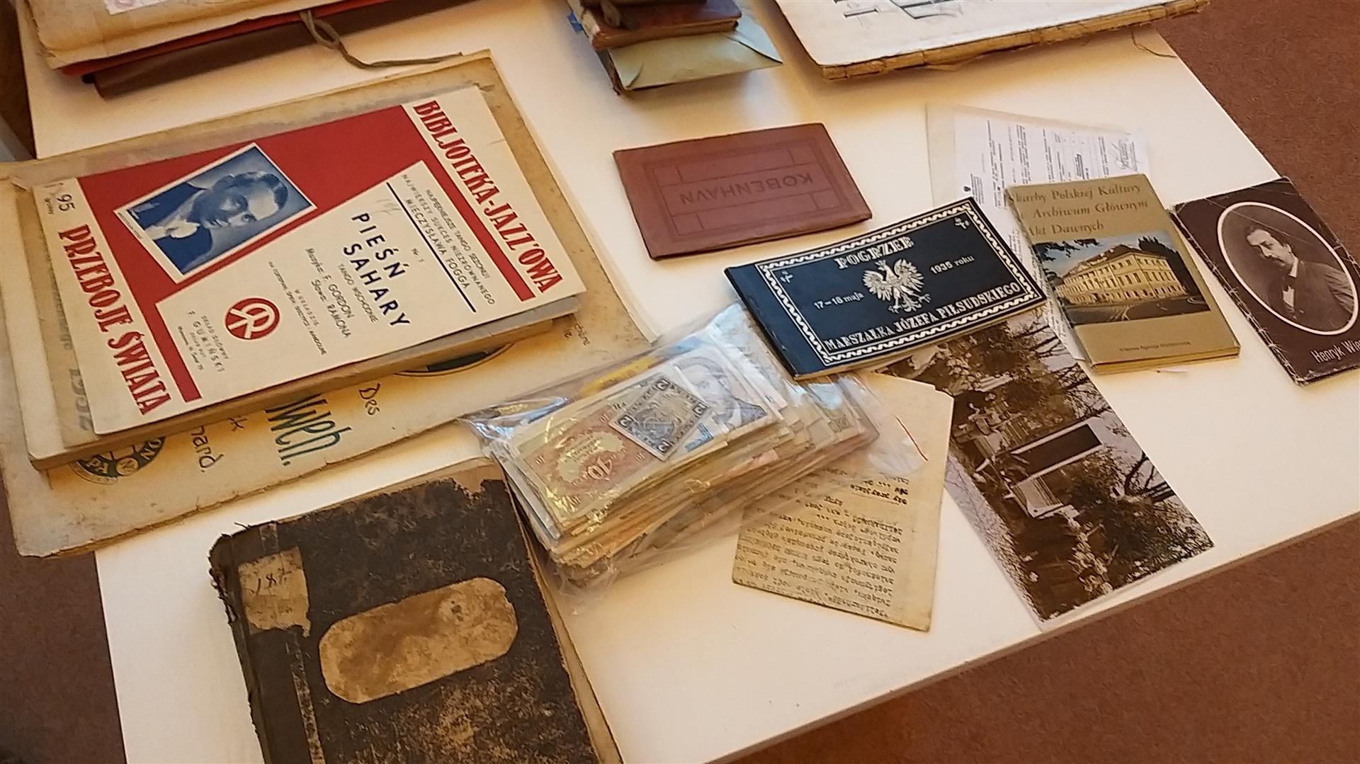 Żołnierski mundur, zdjęcia, stare nuty i ręcznie malowany album trafiły do Archiwum Państwowego w Suwałkach