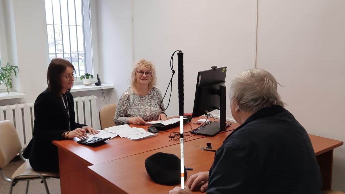 Urząd Skarbowy w Suwałkach pomaga osobom niewidomym i niedowidzącym złożyć PIT za 2023 rok