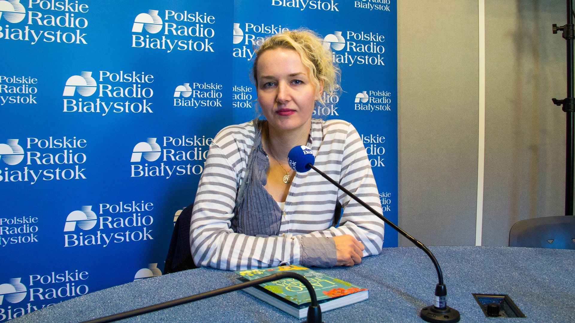 W jaki sposób atrakcyjnie włączać las do życia dziecka? O tym można przeczytać w książce "Lasoterapia z dziećmi"