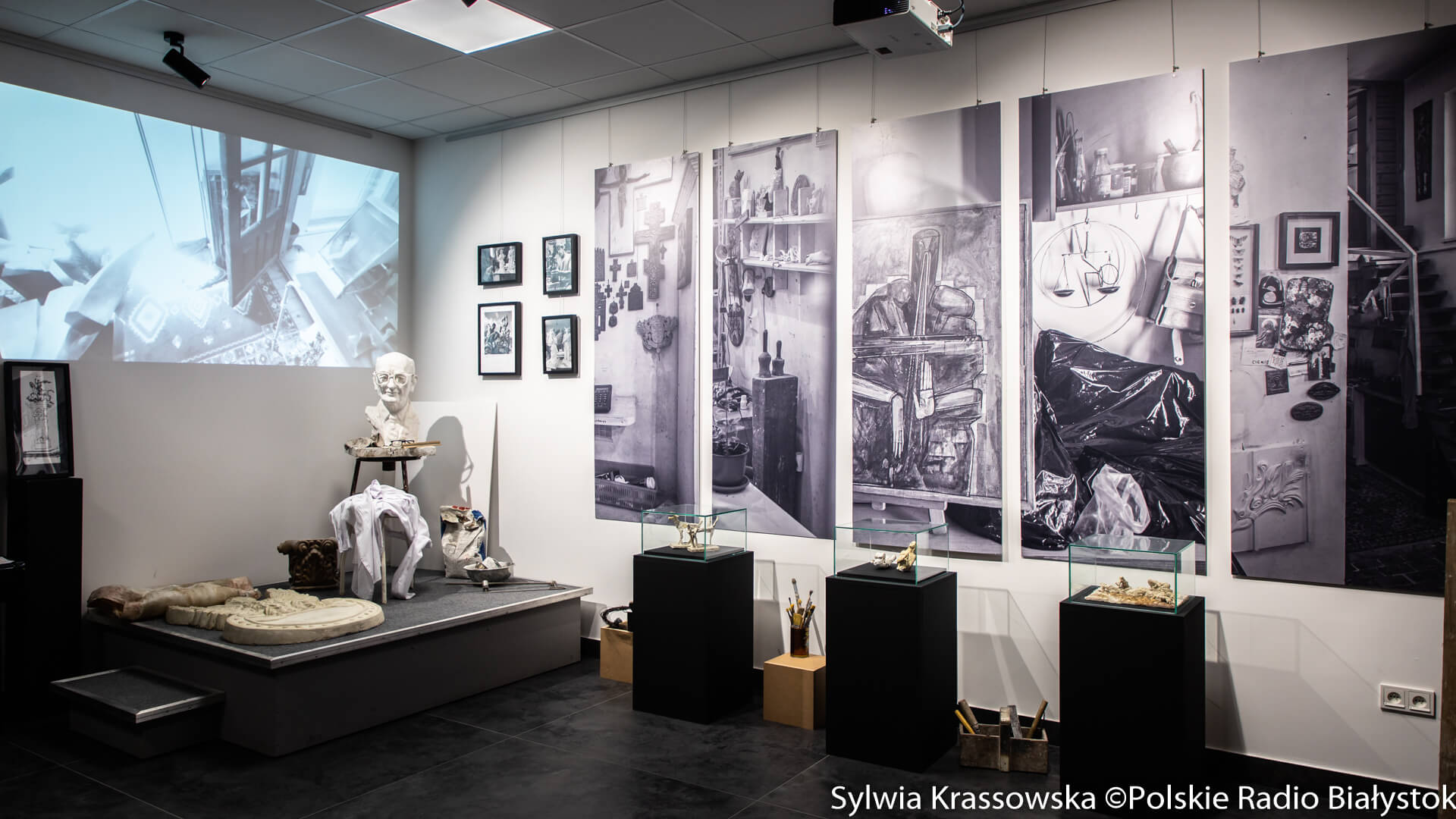 Wystawa "Pracownia rzeźbiarska - studio form prof. Jerzego Grygorczuka" na Politechnice Białostockiej, fot. Sylwia Krassowska