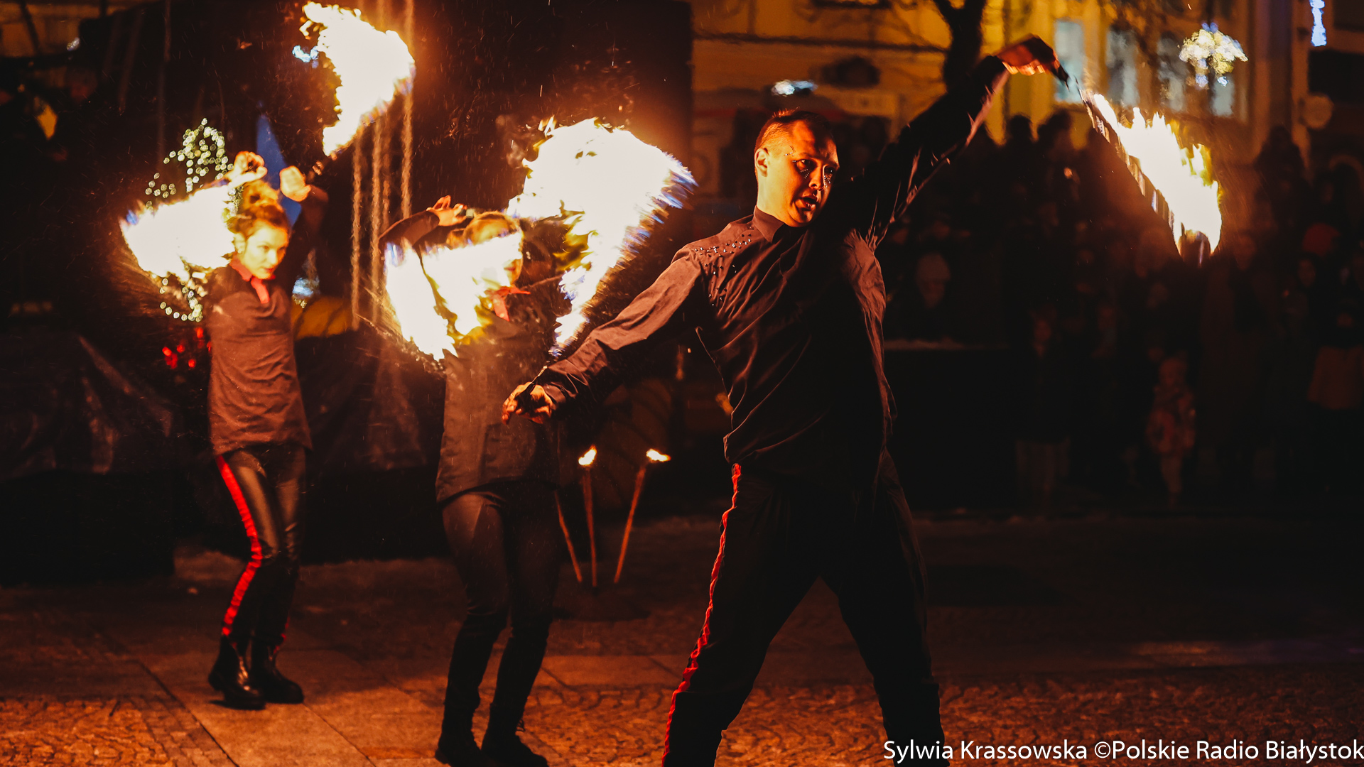 Pokaz tancerzy ognia na Białostockim Jarmarku Świątecznym na Rynku Kościuszki, fot. Sylwia Krassowska