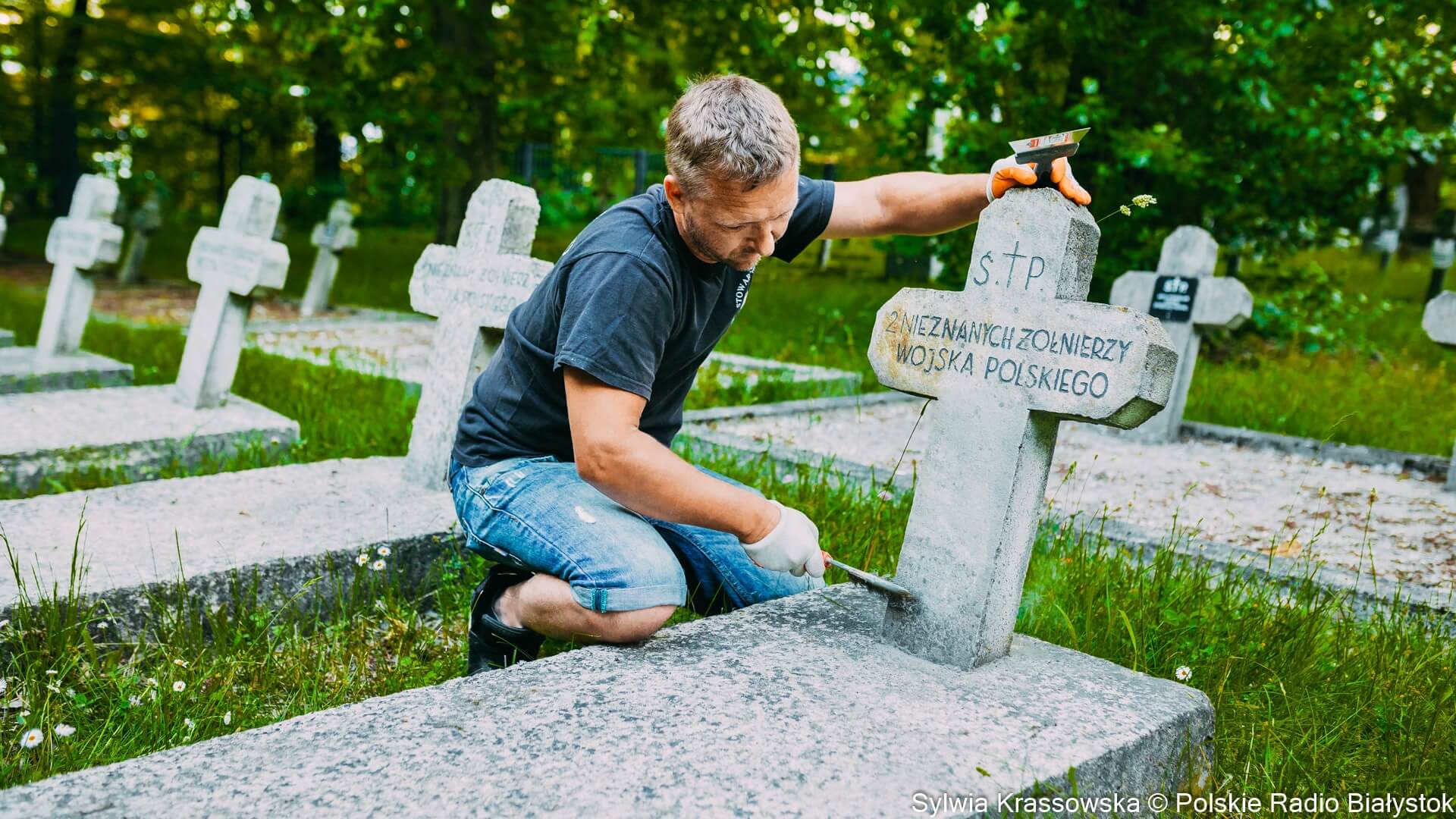 Sprzątanie grobów na cmentarzu wojskowym w Białymstoku, fot. Sylwia Krassowska