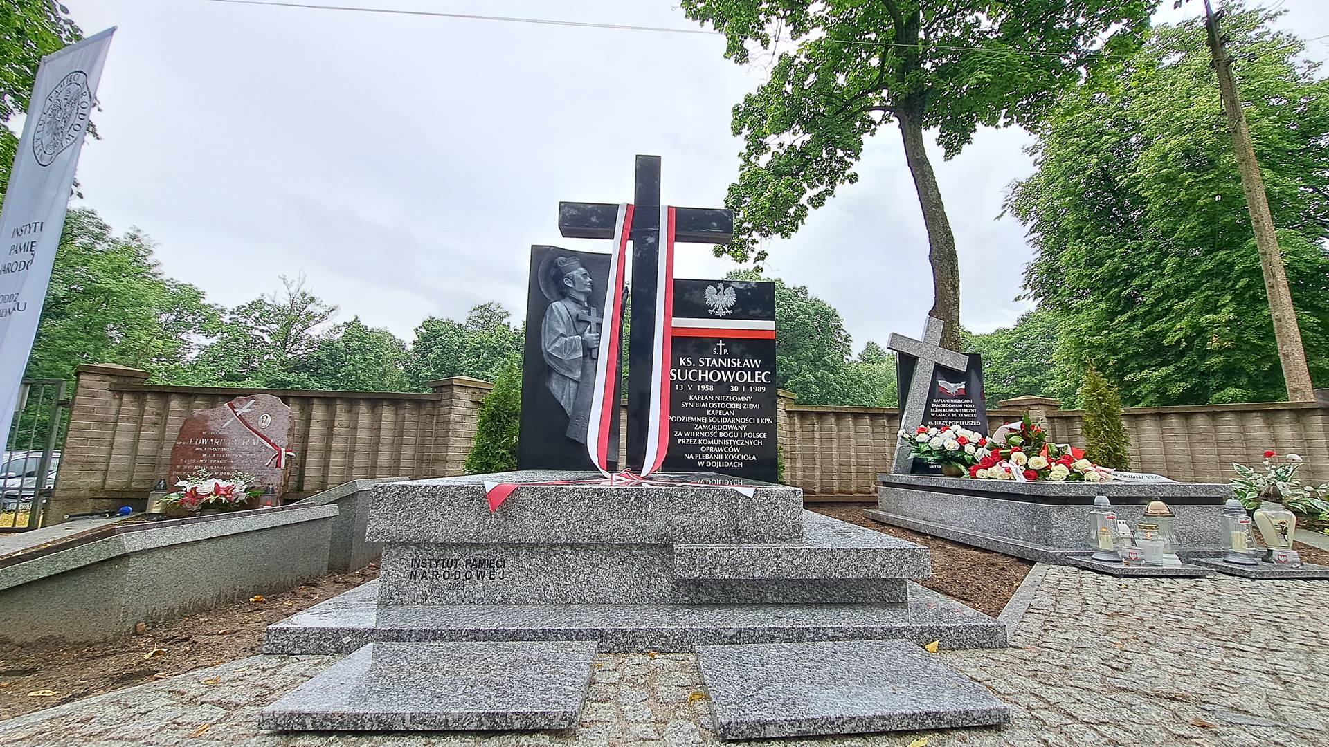 W Białymstoku odsłonięto pomnik poświęcony kapelanowi Solidarności - mija 40 lat od święceń ks. Stanisława Suchowolca