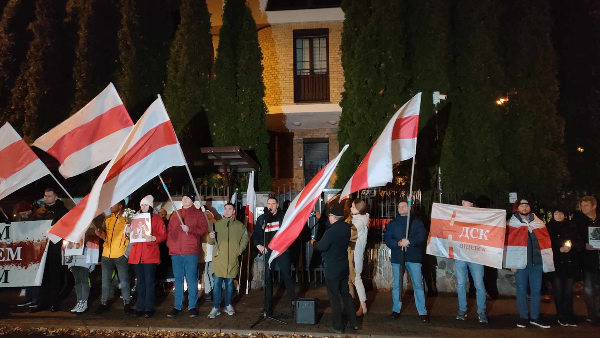 Przed konsulatem Białorusi w Białymstoku uczczono pamięć Ramana Bandarenki i innych ofiar reżimu