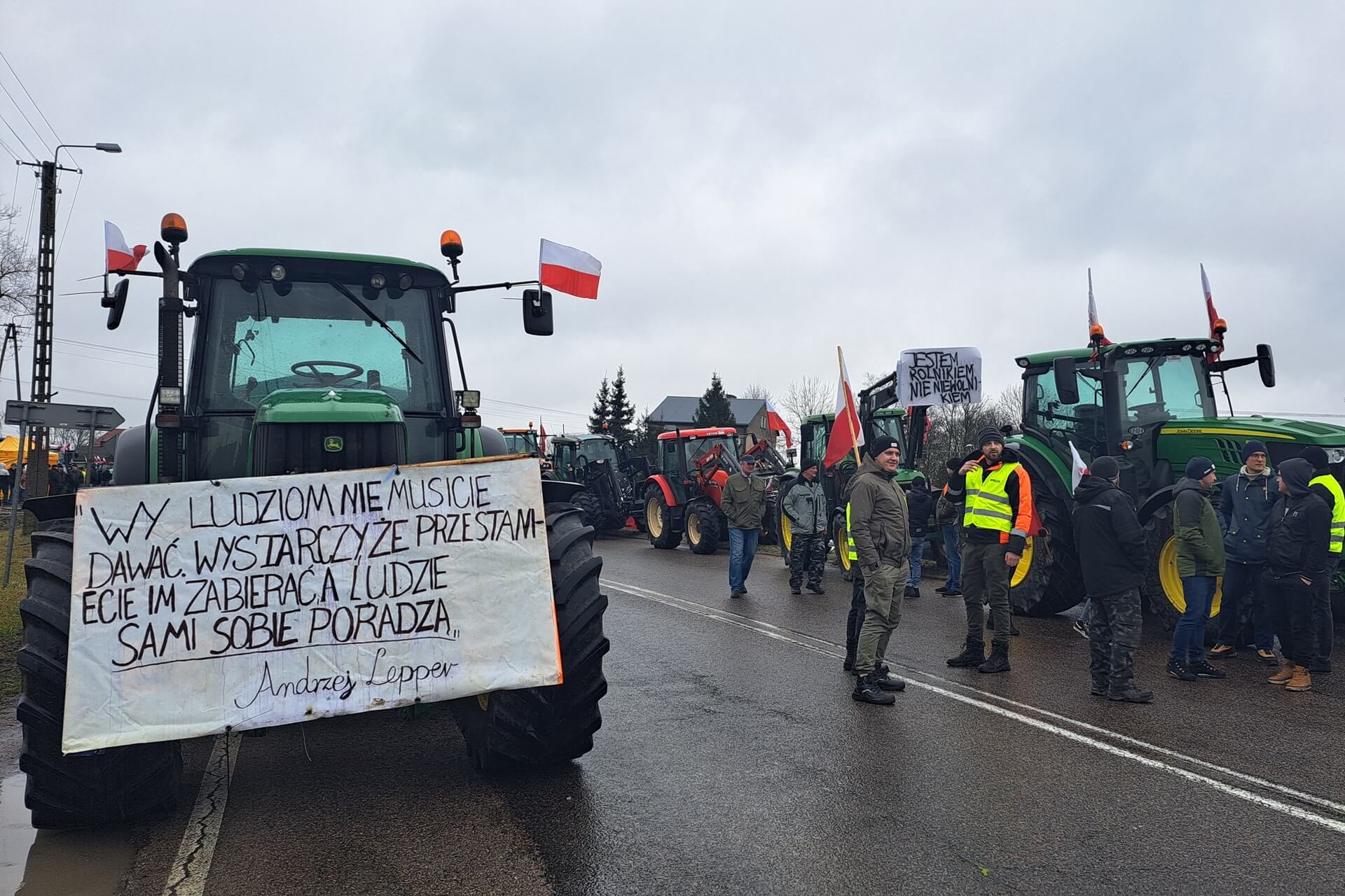 Rolnicy protestowali po raz kolejny - blokowali drogi w Podlaskiem i w całej Polsce