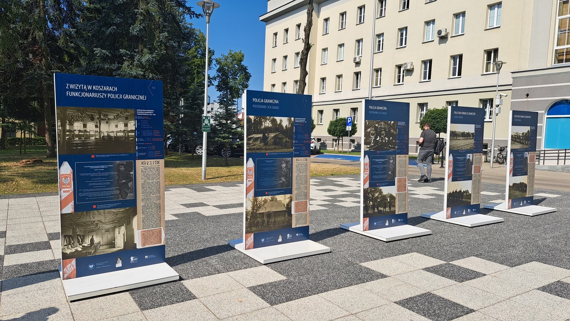 Wystawa plenerowa przed Komendą Wojewódzką Policji w Białymstoku