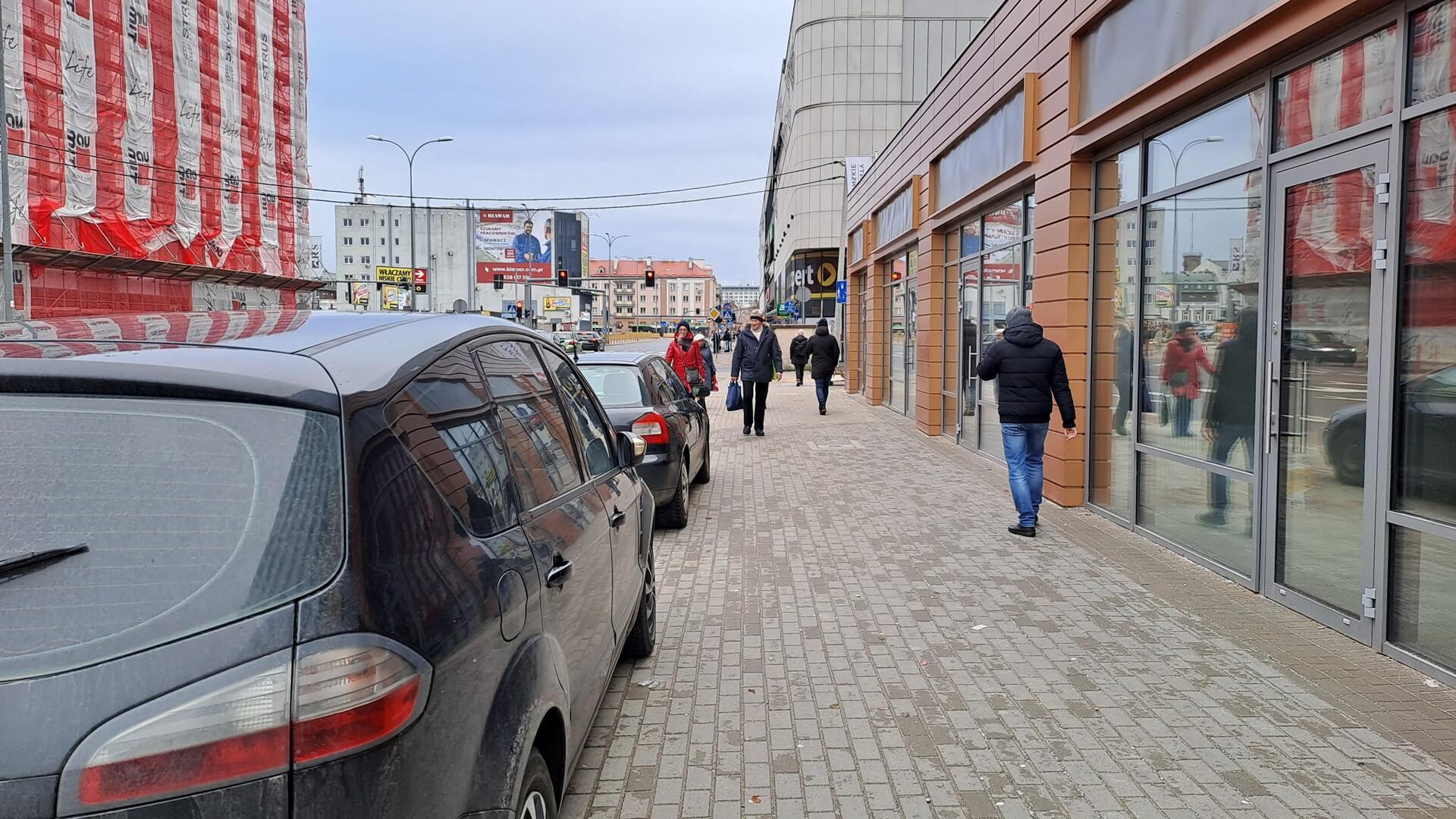Stowarzyszenie Rowerowy Białystok apeluje o walkę z nielegalnym parkowaniem przy ul. Jurowieckiej