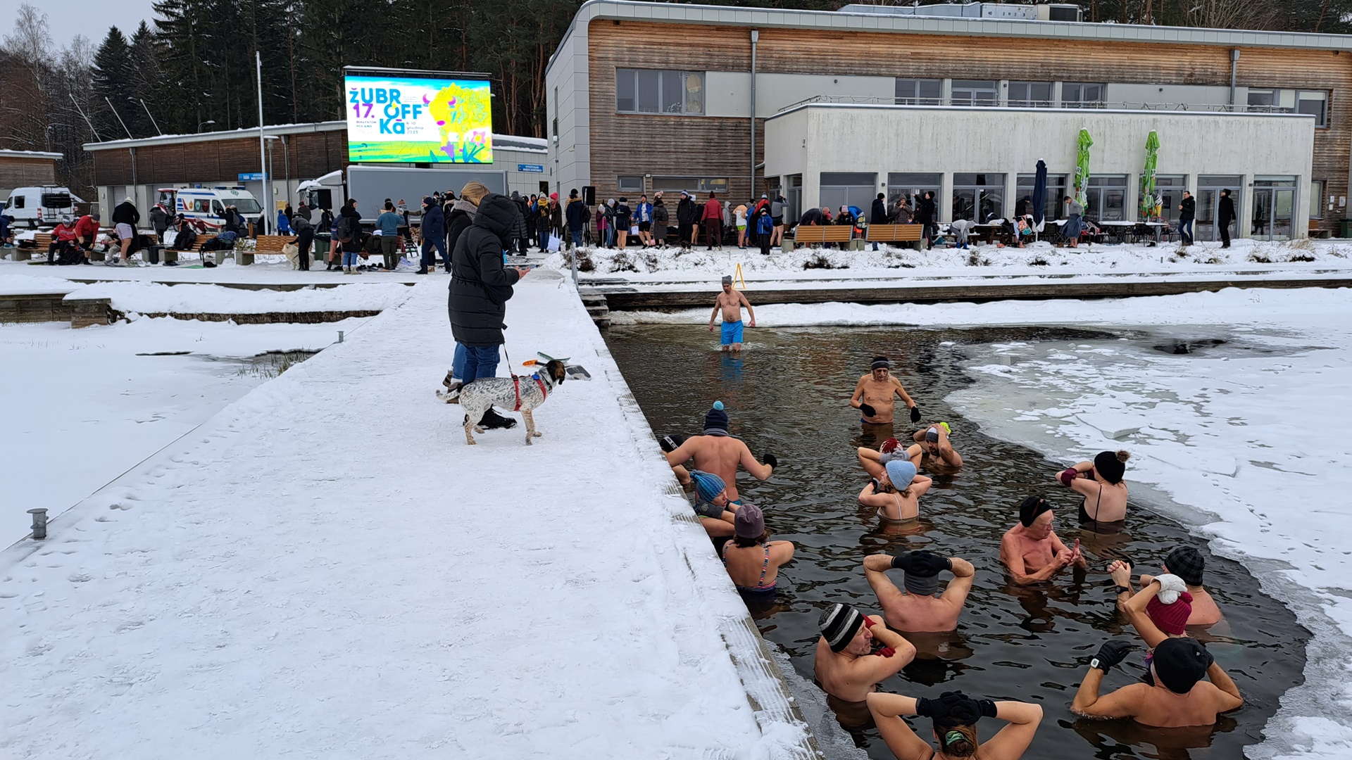 Uczestnicy festiwalu "Żubroffka" oglądali filmy podczas morsowania
