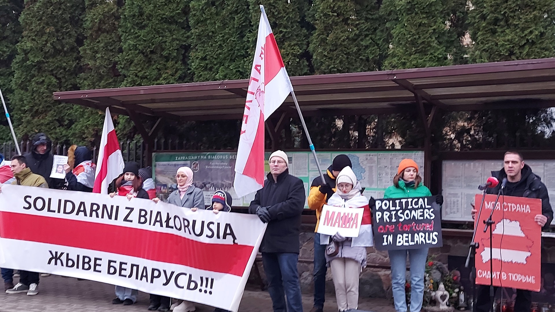 Akcja solidarności z białoruskimi więźniami politycznymi pod konsulatem w Białymstoku
