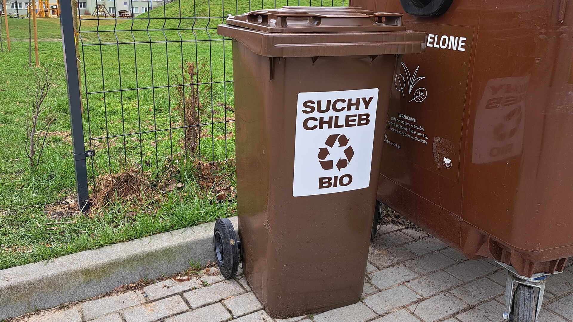 W Choroszczy ustawiono trzy pojemniki na suchy chleb