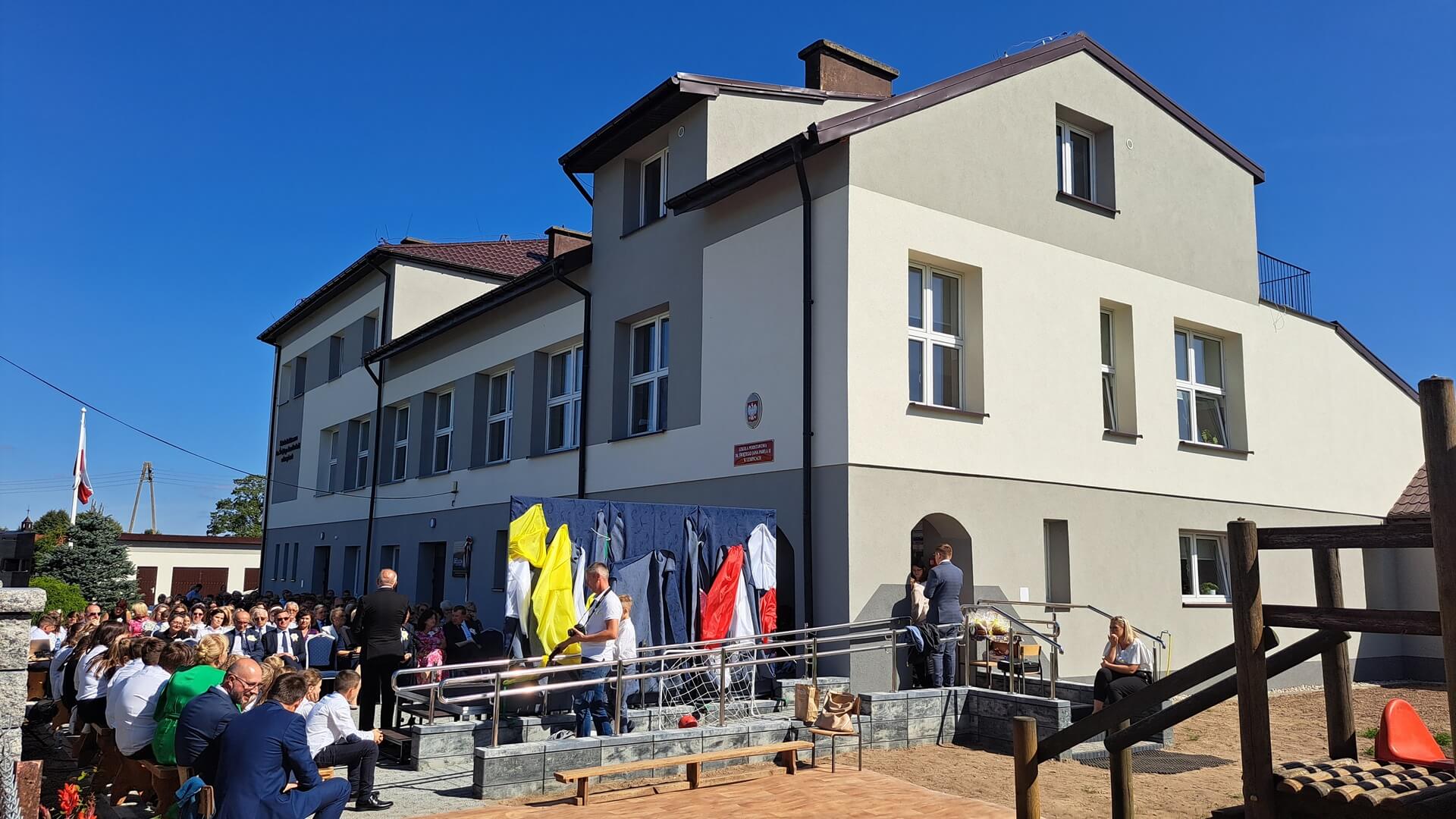 W Łempicach uczniowie cieszą się z wyremontowanego budynku szkoły podstawowej