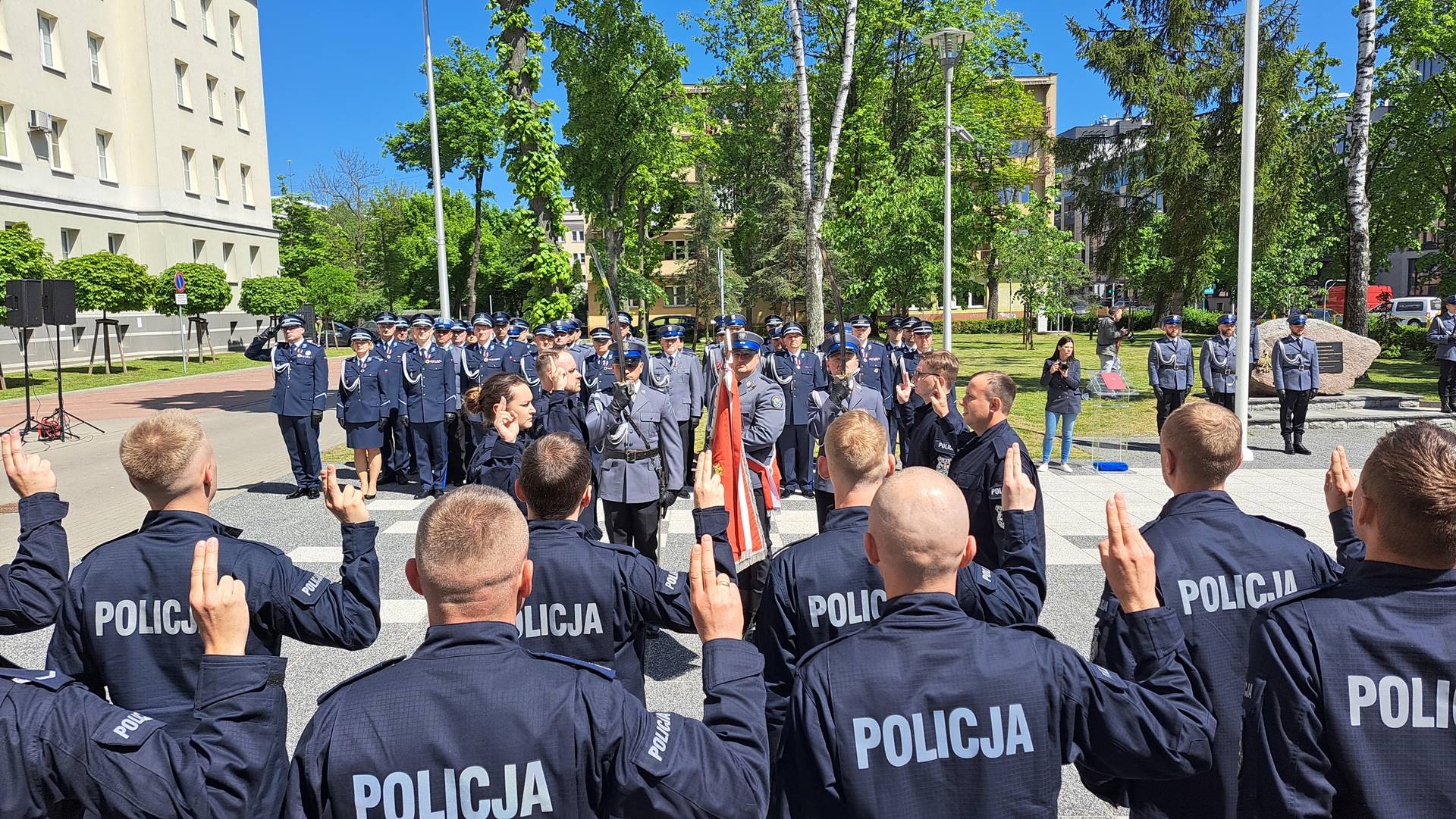 Blisko 30 nowych policjantów złożyło przysięgę przed Komendą Wojewódzką Policji w Białymstoku