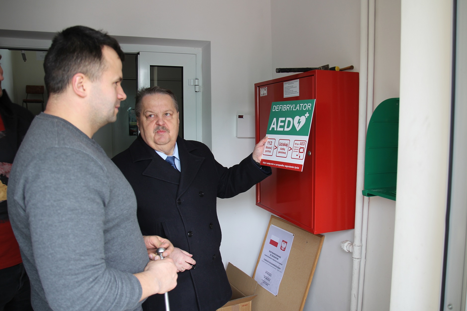 W kilkunastu miejscach w Mońkach zamontowano defibrylatory AED