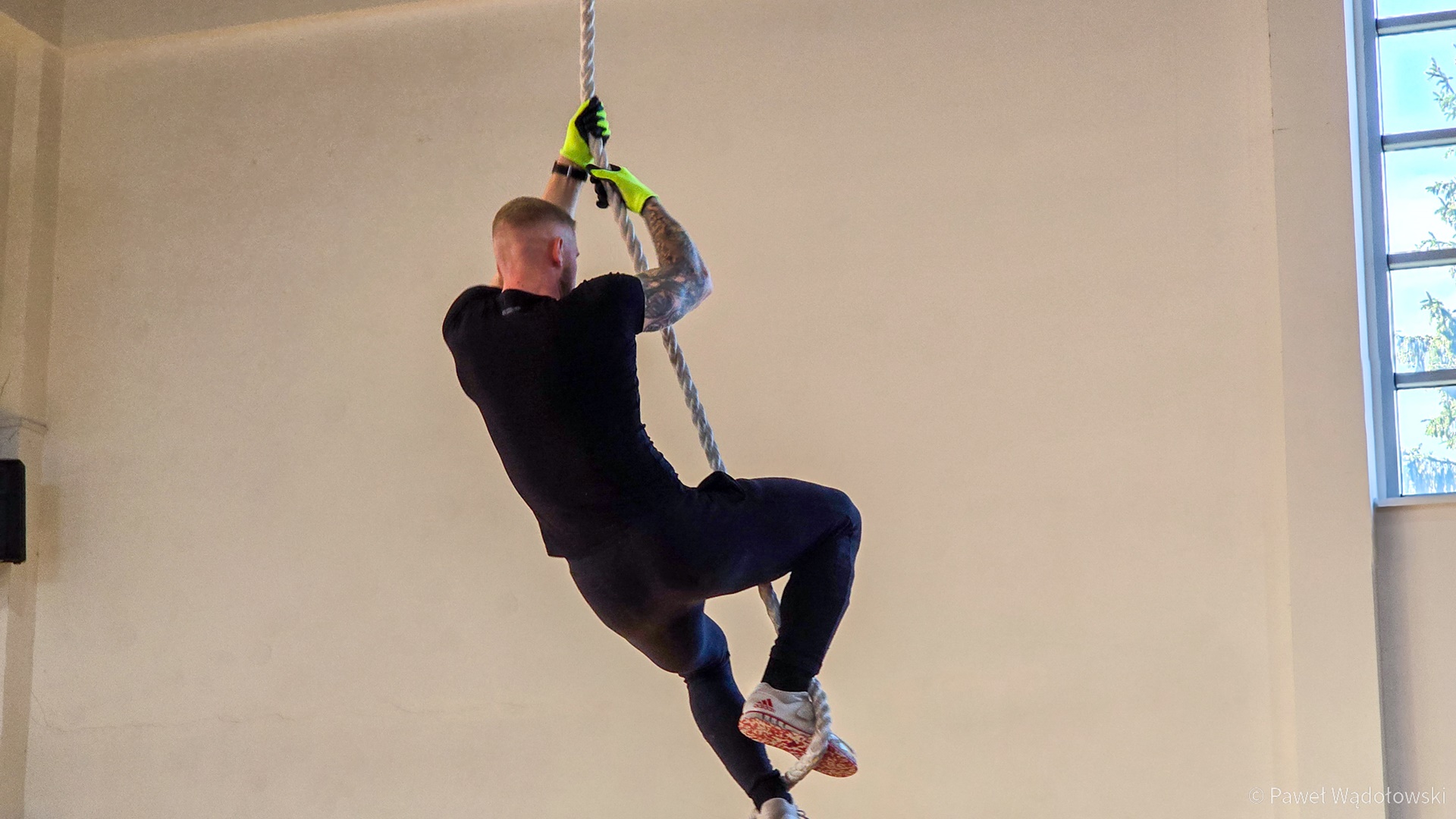 W Nowogrodzie Damian Olender pobił rekord Polski - przez 12 godzin wspinał się po linie [wideo]