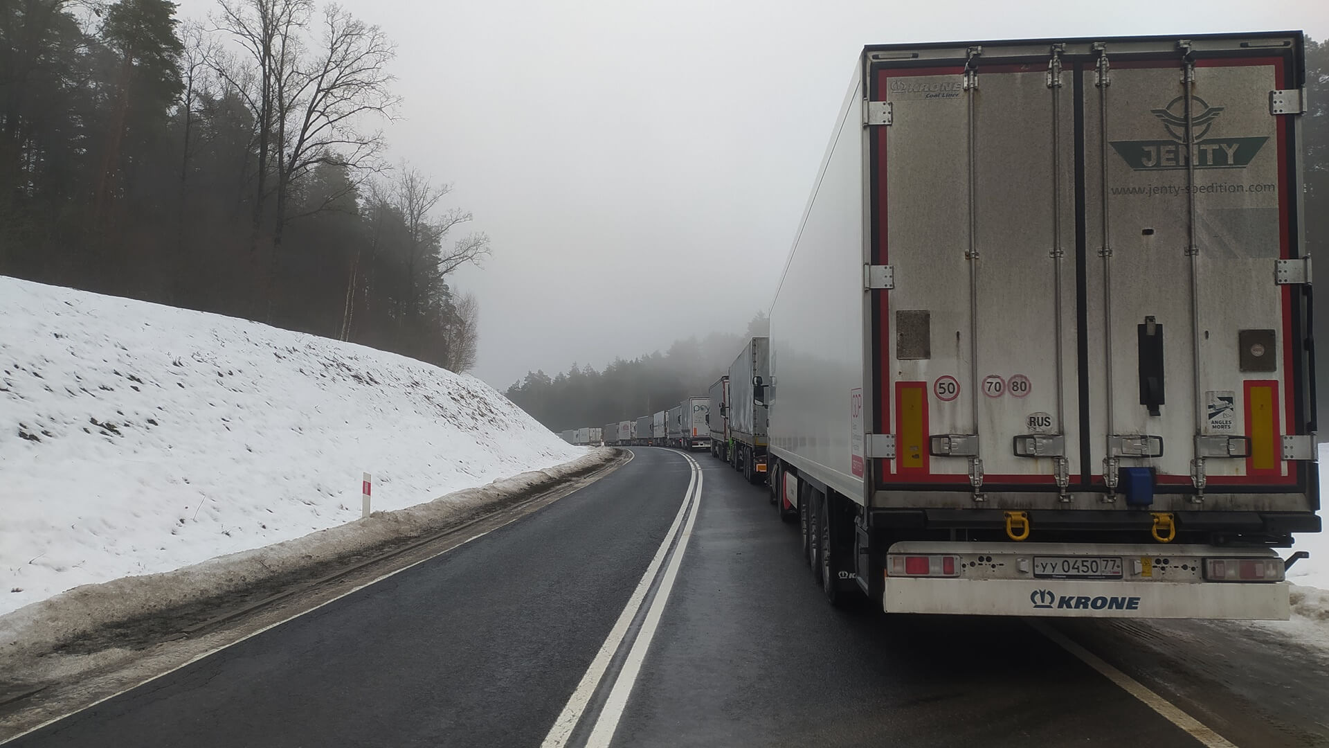 Kolejka ciężarówek do przejścia granicznego w Bobrownikach, fot. Marcin Mazewski