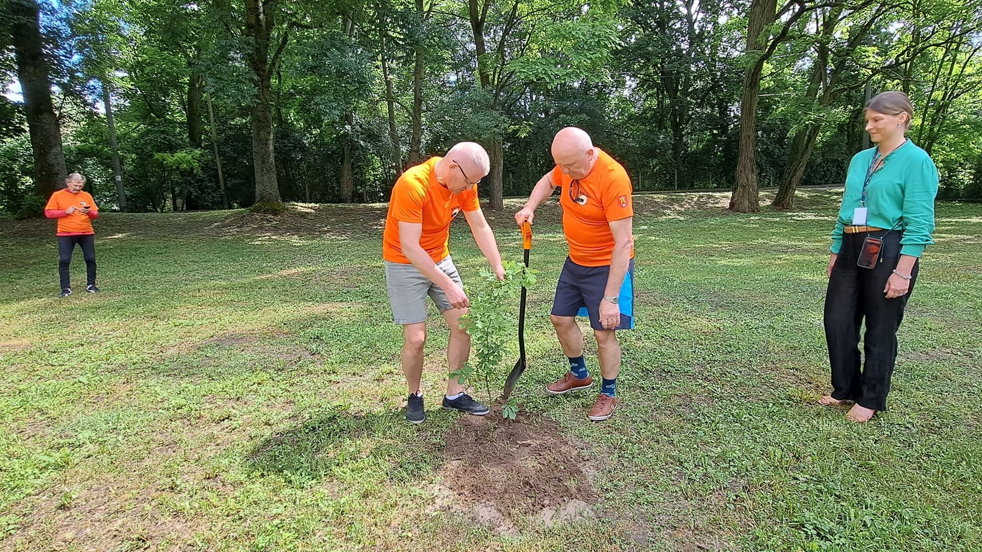 Pamiątkowy dąb imienia Wiktora Wołkowa został posadzony w Turośni Kościelnej