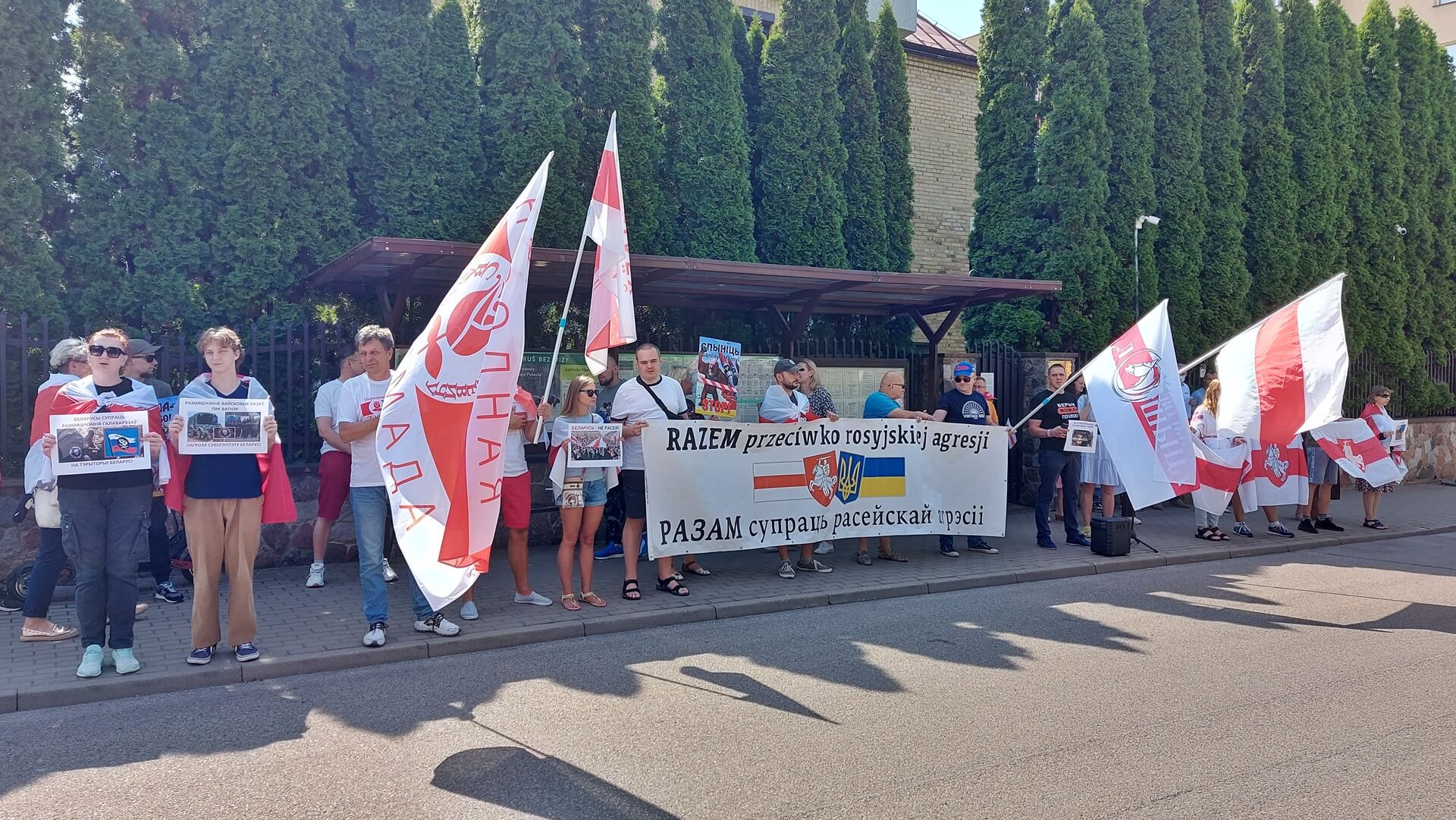 "Razem przeciw zagrożeniom dla suwerenności Białorusi” - pikieta pod konsulatem w Białymstoku