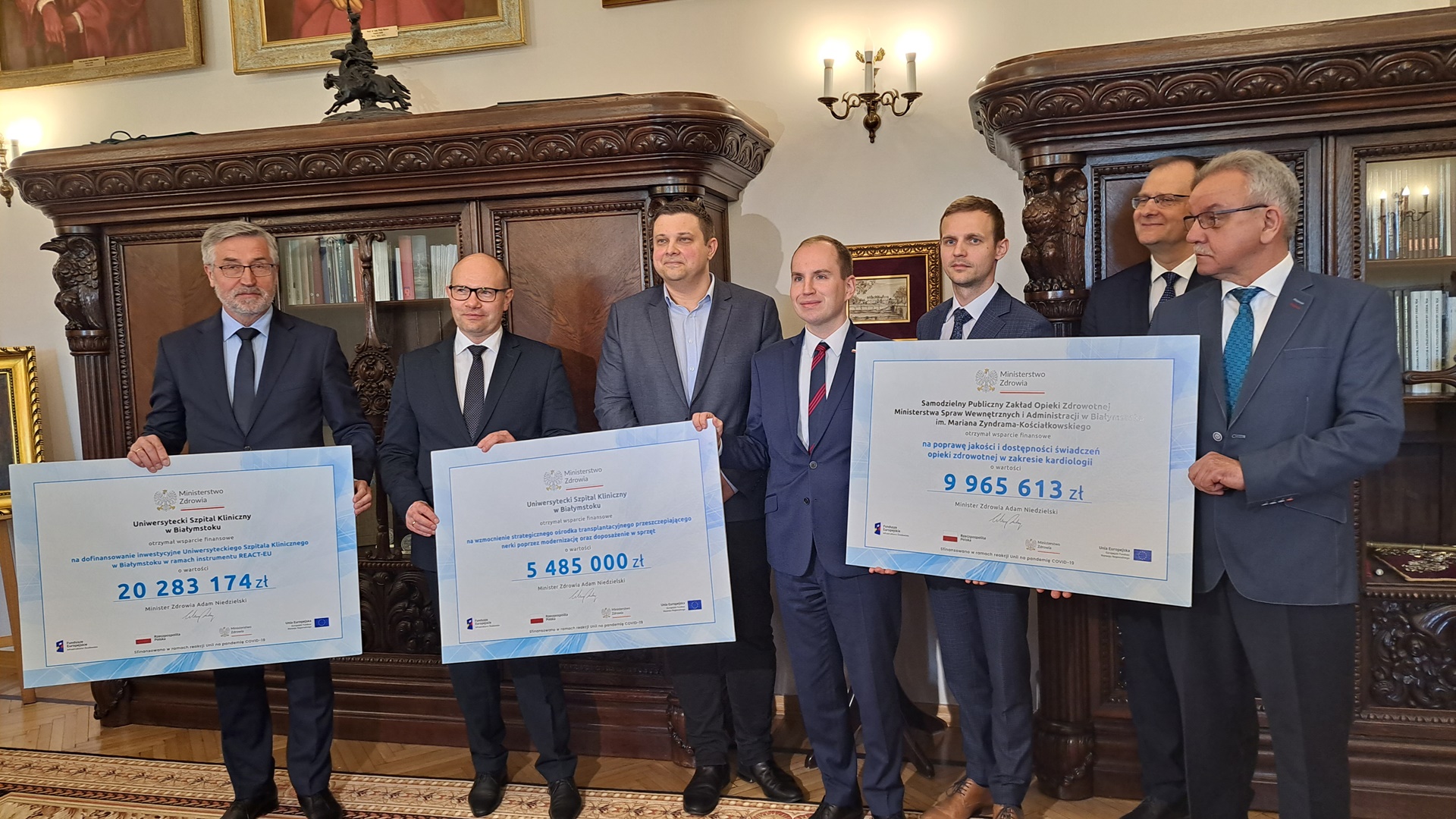 Na zdjęciu od lewej:
dyrektor USK Jan Kochanowicz,
Marszałek Województwa Podlaskiego Artur Kosicki,
zastępca dyrektora do spraw lecznictwa szpitala MSWiA Sebastian Wysocki,
wiceminister cyfryzacji Adam Andruszkiewicz,
wiceminister zdrowia Marcin Martyniak,
rektor Uniwersytetu Medycznego w Białymstoku profesor Adam Krętowski,
ordynator oddziału kardiologii w szpitalu MSWiA w Białymstoku Bogdan Galar, fot. Renata Reda